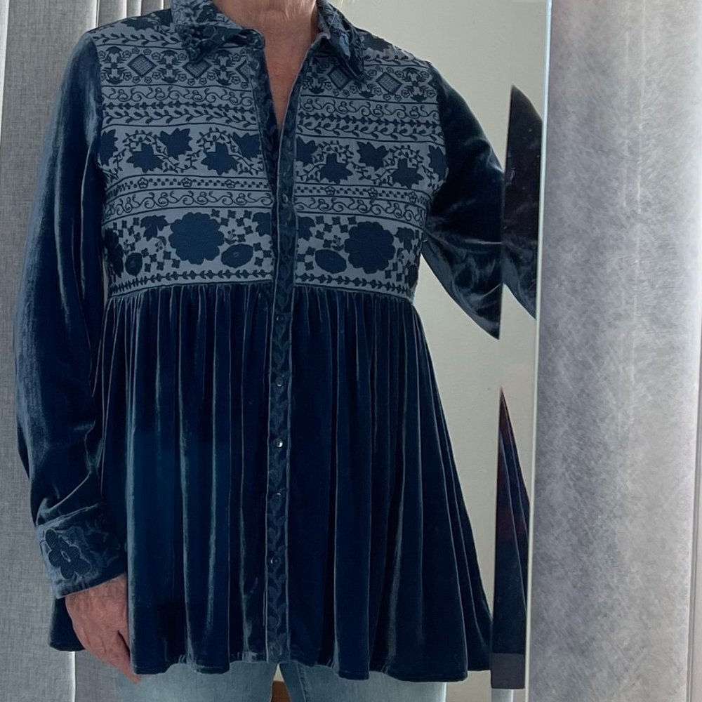 Beautiful Blue Velvet Blouse from HD in Paris Size M